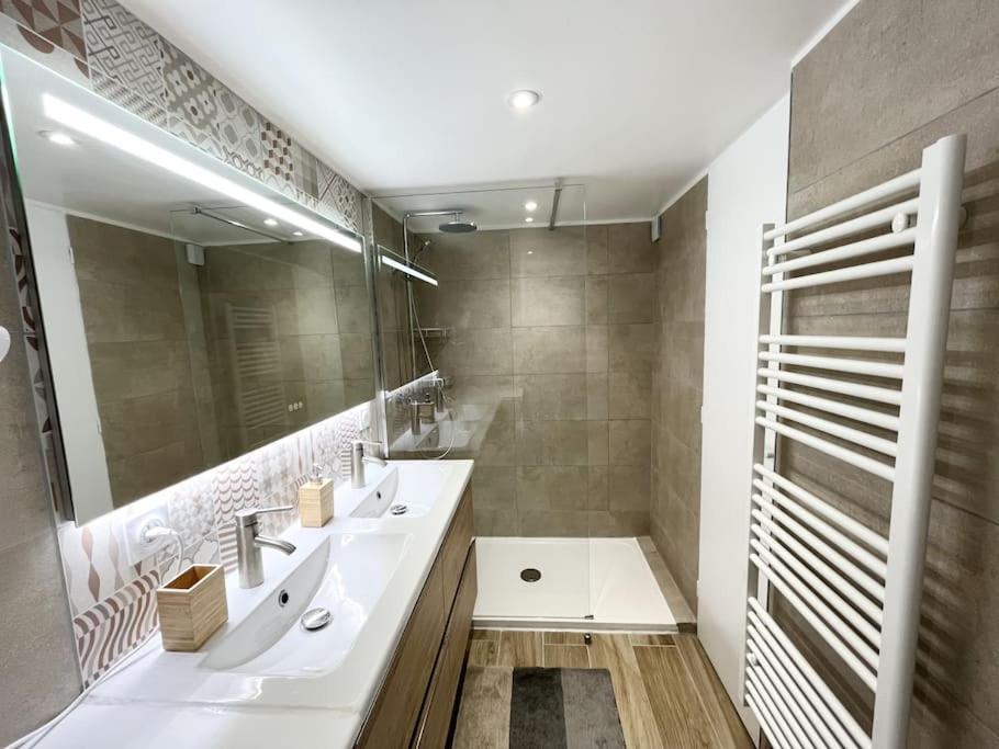 Duplex Centre Ville - 50M De La Plage - Clim - Garage - Netflix Le Grau-du-Roi Bagian luar foto