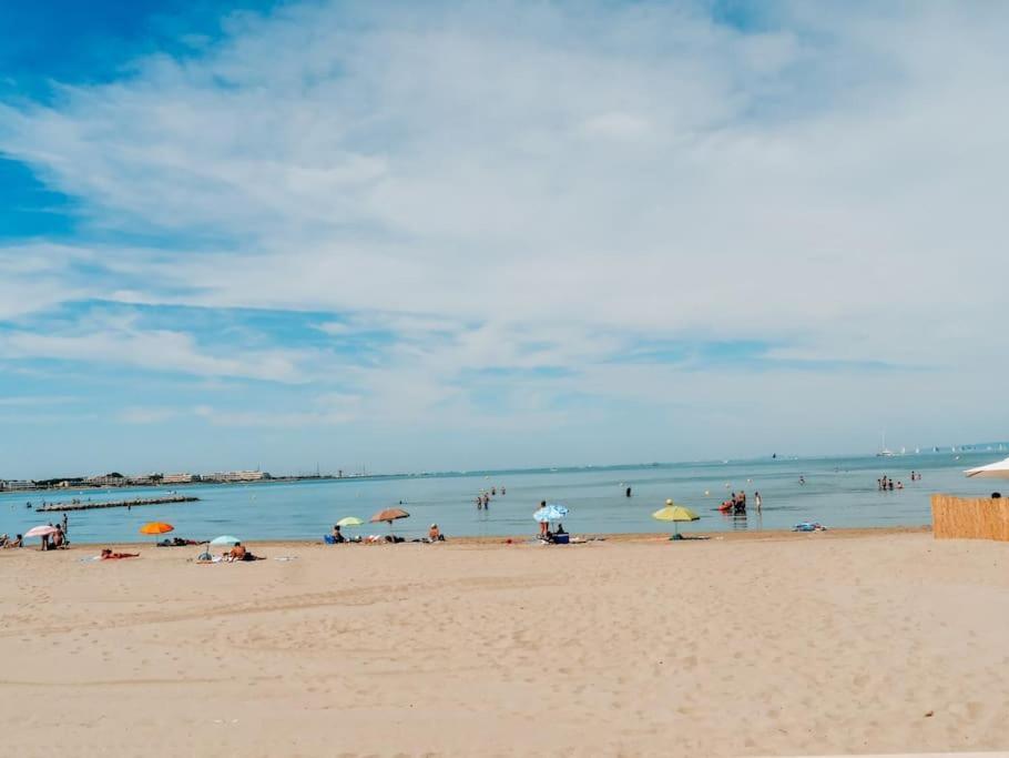 Duplex Centre Ville - 50M De La Plage - Clim - Garage - Netflix Le Grau-du-Roi Bagian luar foto